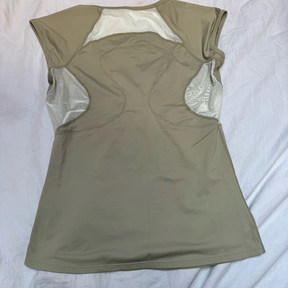 Lulu Lemon T-shirt. Trendy Sage Green Colour. - Picture 4 of 6